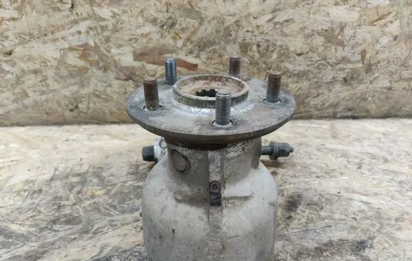 Rear wheel hub spindle/knuckle