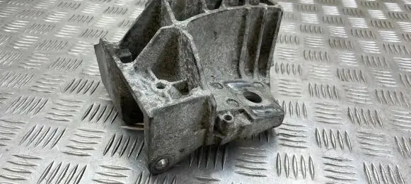 Volvo V70 Engine mounting bracket