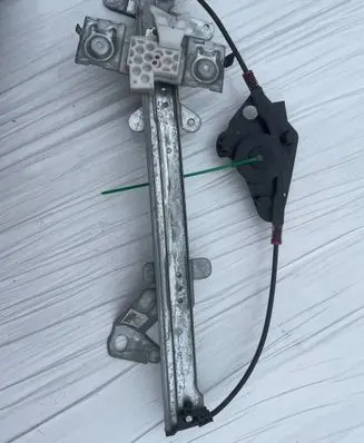 Front window lifting mechanism without motor