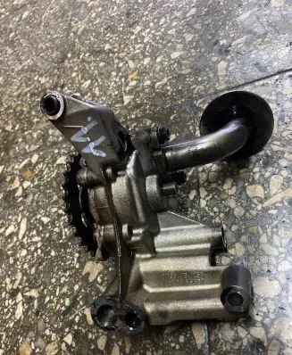 Volkswagen PASSAT B5.5 Oil pump 038115105B