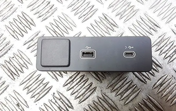 Jaguar F-Pace USB socket connector l8b219e110cd