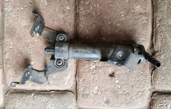 Chevrolet Captiva Headlight washer spray nozzle