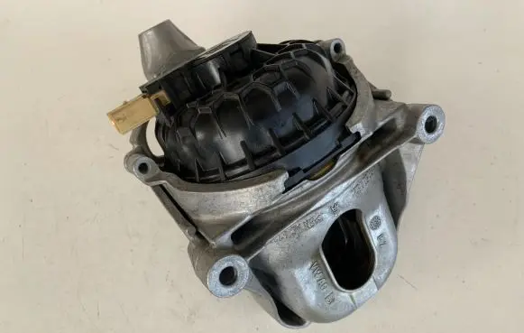 Audi Q7 4M Engine mount bracket 4M0199372FE