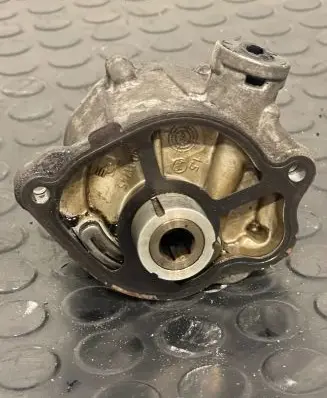 Mercedes-Benz CLA C117 X117 W117 Oil pump 461003