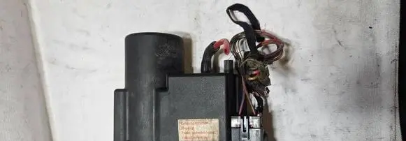 Audi A4 S4 B5 8D Central locking vacuum pump 4A0862257A