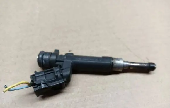 Nissan Juke I F15 Fuel injector 1121107