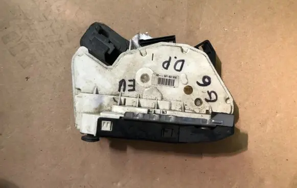 Volkswagen Golf VII Coupe door lock (next to the handle) 5K1837016