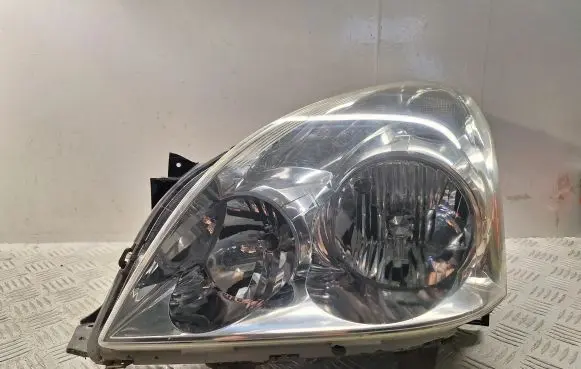Toyota Corolla Verso AR10 Headlight/headlamp 811700F010