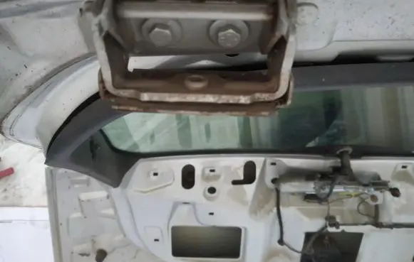 Ford Focus Tailgate/trunk/boot hinge