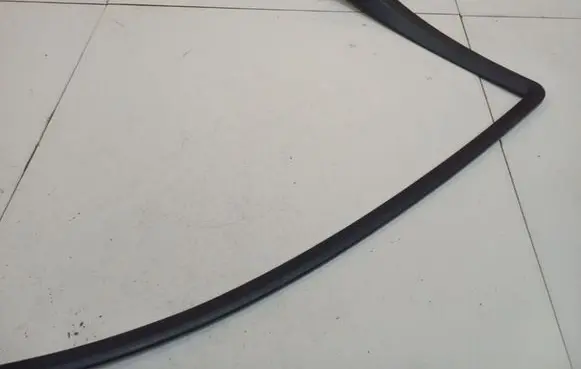Mercedes-Benz C W203 Front door glass trim molding A2037250371