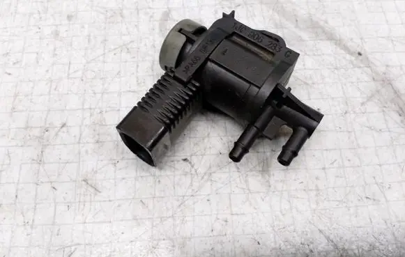 Volkswagen Golf IV Turbo solenoid valve 1J0906283C