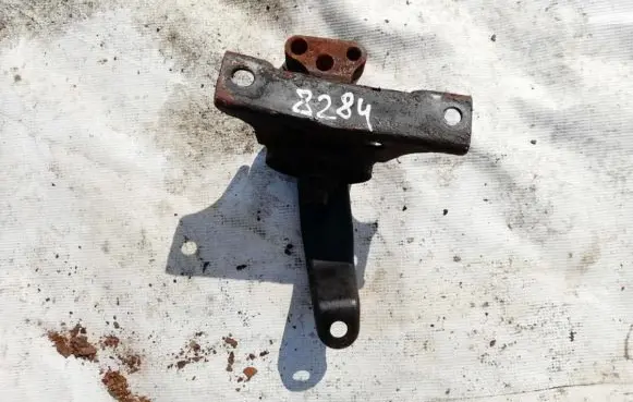 Hyundai Matrix Engine mounting bracket