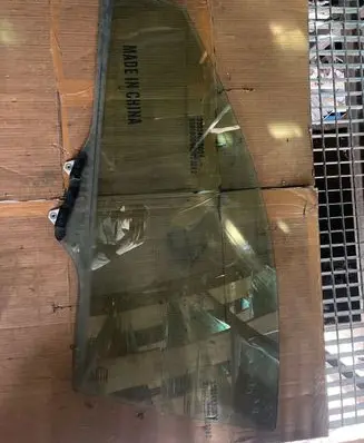 Honda CR-V Front door window glass four-door