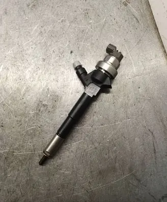 Opel Astra J Fuel injector 55567729