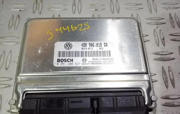 Volkswagen PASSAT B5.5 Engine control unit/module 4B0906018DQ 0261208527 1039S06299