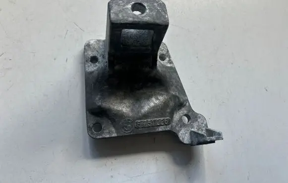 BMW 5 E39 Engine mounting bracket 6751226