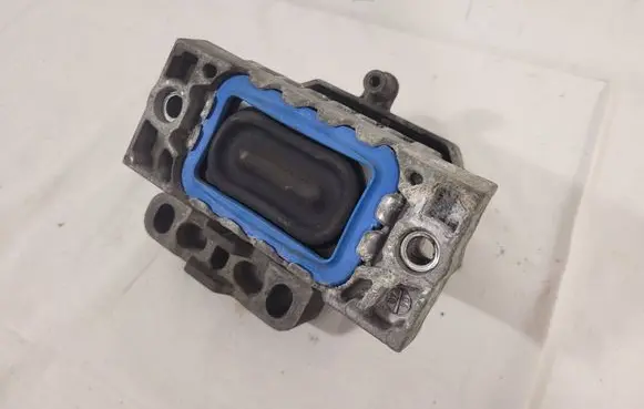 Volkswagen Golf V Engine mount bracket 1K0199262
