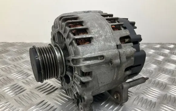 Volkswagen Tiguan Generator/alternator 03L903023F
