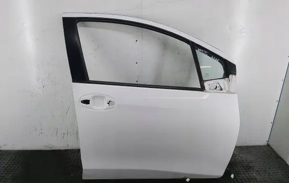 Toyota Yaris Front door 040