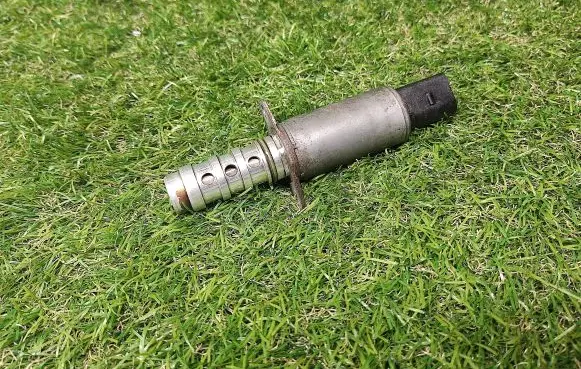 Volkswagen PASSAT B6 Valve oil control 06F109257B