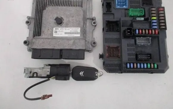 Citroen C4 Cactus Engine ECU kit and lock set V29061498A