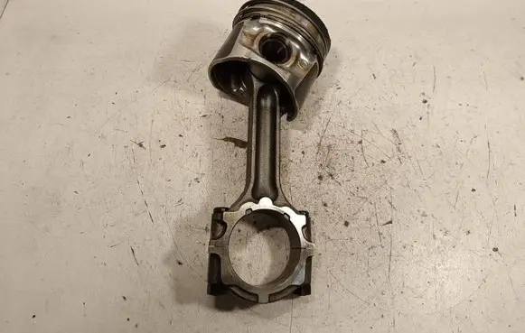 Nissan Navara D40 Piston with connecting rod 