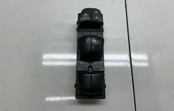 Nissan Qashqai Electric window control switch 13924SD