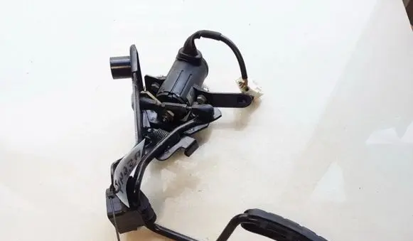 Renault Megane I Accelerator throttle pedal 7701693779