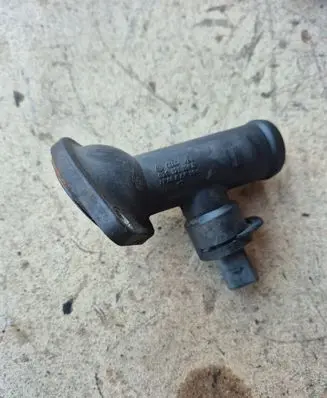 Volkswagen PASSAT B6 Engine coolant pipe/hose 03G121121B