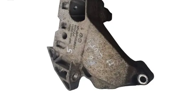 Volkswagen PASSAT B6 Engine mounting bracket 06F199207H