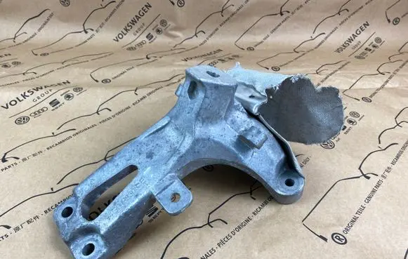 Audi A6 C7 Engine mounting bracket 4G0199308E