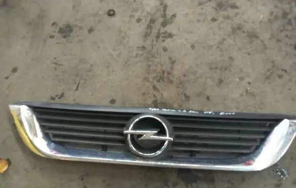 Opel Vectra B Front bumper upper radiator grill 09152353