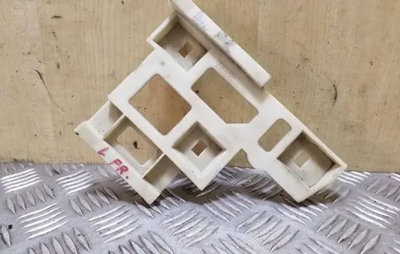 Front bumper mounting bracket