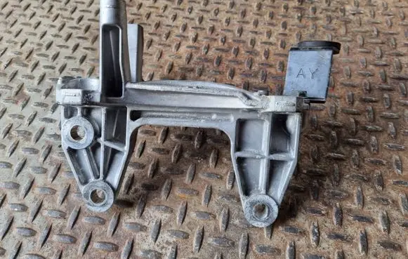 Nissan X-Trail T32 Gearbox mounting bracket 038171