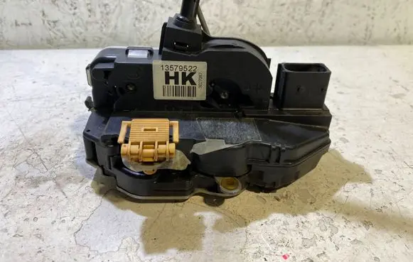Opel Insignia A Front door lock 13579522
