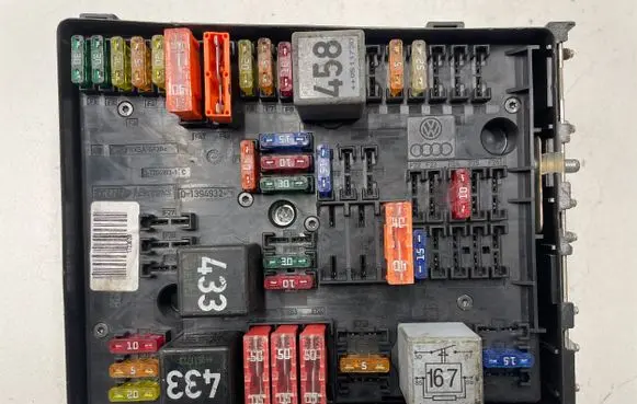 Audi A3 S3 8L Fuse module 1K0937124K 0414189861