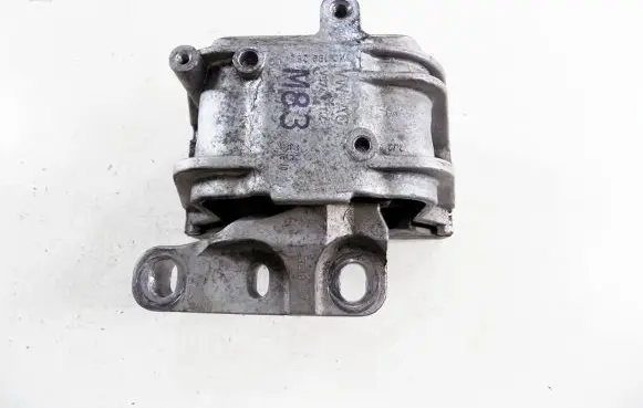 Volkswagen PASSAT B6 Engine mount bracket