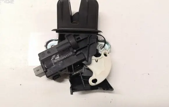 Volkswagen PASSAT B6 Tailgate/trunk/boot lock/catch/latch 4F5827505