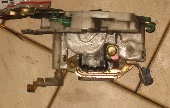 Nissan Sunny Front door lock