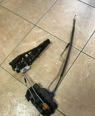 Opel Mokka Front door lock 3023880