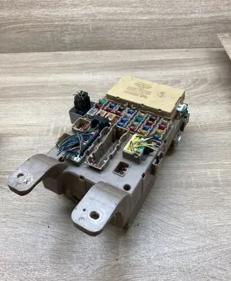 Toyota Corolla E120 E130 Fuse module 8264113040 2323000231