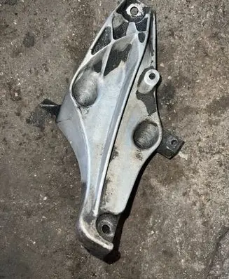 BMW 3 E36 Engine mounting bracket 1139821