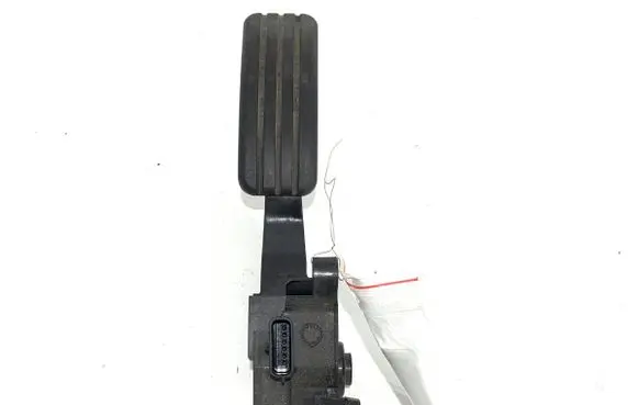 Accelerator throttle pedal