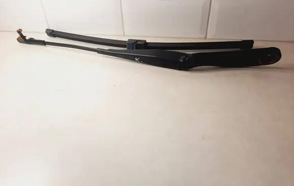 Front wiper blade arm