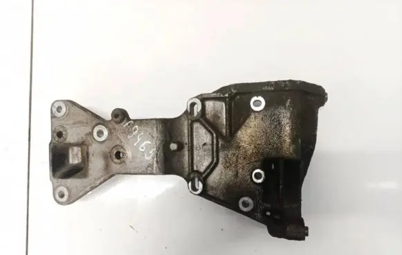 Volvo V70 Engine mounting bracket