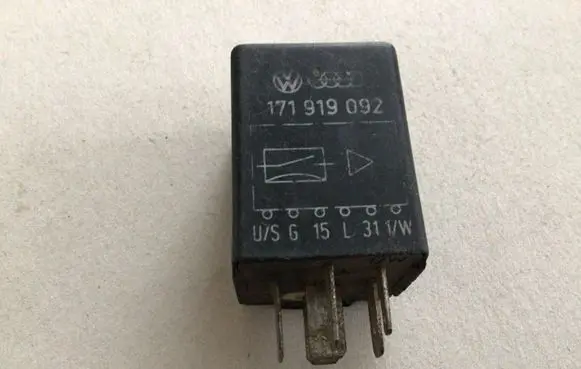 Volkswagen PASSAT B2 Other relay 171919092