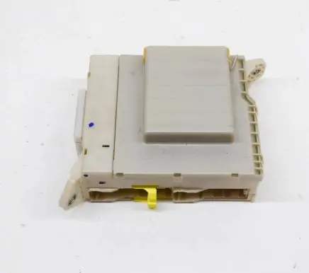 Lexus GS 300 350 430 450H Fuse module 8273030B61 7E141315