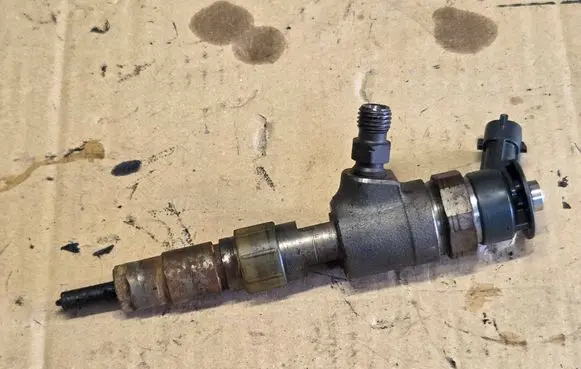 Peugeot 308 Fuel injector 0445110340