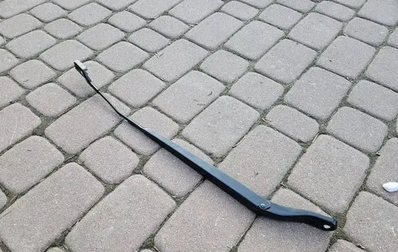 Opel Mokka B Front wiper blade arm 9822931880