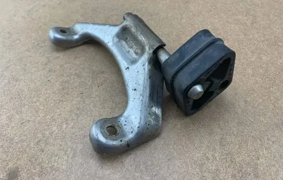 BMW 3 E92 E93 Muffler mount bracket/holder 7534092 18307795750 7795750